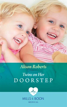 Alison Roberts Twins On Her Doorstep обложка книги