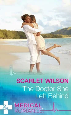 Scarlet Wilson The Doctor She Left Behind обложка книги