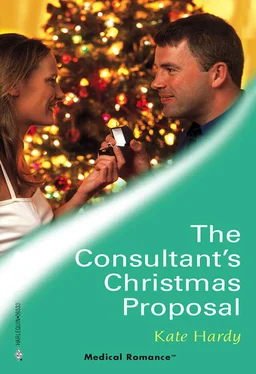 Kate Hardy The Consultant's Christmas Proposal обложка книги