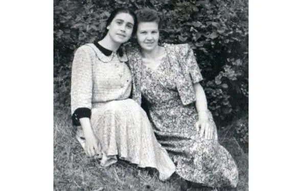 Мама слева с подругой 1951 г Когда мама вышла замуж за папу в коммуналке - фото 3