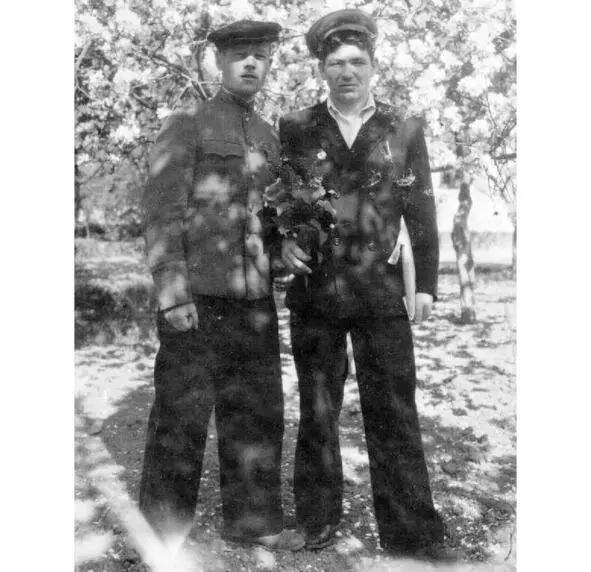 Папа справа с другом 1948 г На самом деле папа мог приехать откуда угодно - фото 4
