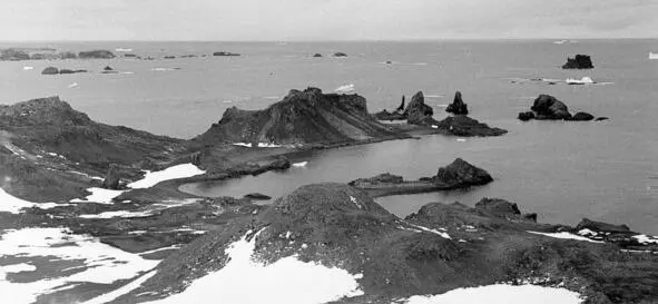 Пролив Дрейка Чтобы запастись прѣсной водой Жерлашъ заѣхалъ на островъ Штатовъ - фото 25