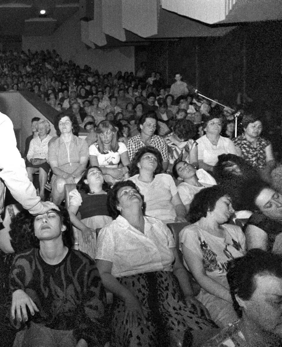 Гипнотический сон Специалисты утверждают массовый транс действует как вирус - фото 16