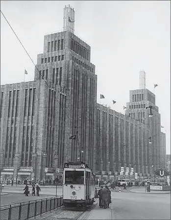For some weeks there has been a fascinating exhibition at the City Hall of - фото 23