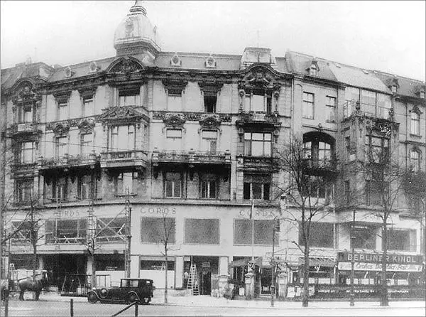 Redesigning facades on the Kurfürstendamm 1927 Still more confusing is - фото 25