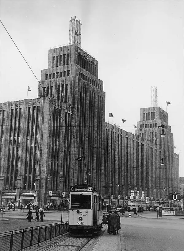 The Karstadt department store on Hermannplatz with swastika flags flying - фото 26