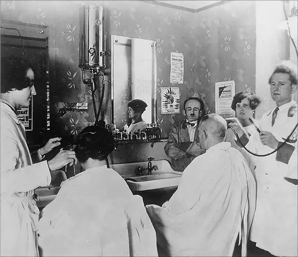 On Sunday morning there was a stifled almost canned heat in the barbershop a - фото 29
