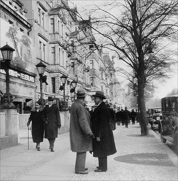 In the evening I walk along the Kurfürstendamm I slink along the walls like a - фото 32