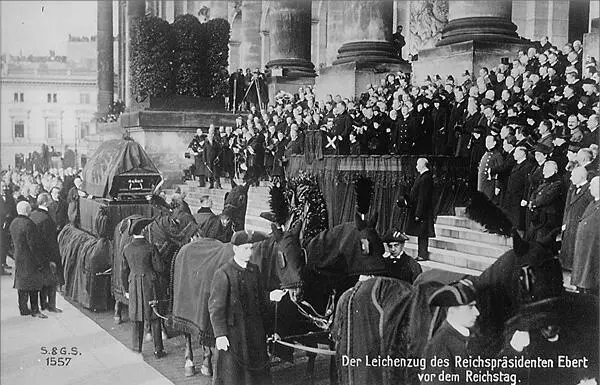 President Eberts funeral cortege outside the Reichstag There is the - фото 44