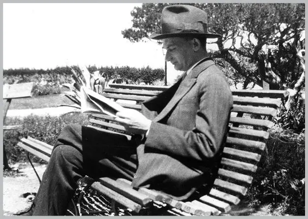 JOSEPH ROTH WITH THE TRADEMARK NEWSPAPER France the Midi Paris Marseille - фото 19