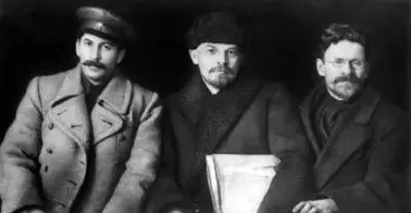 И В Сталин В И Ленин и М И Калинин 1919 год Причем Сталин не просто - фото 6