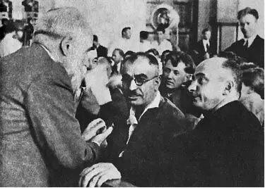 Л Берия справа с Ф Махарадзе слева и М Багировым 1935 год В январе - фото 10