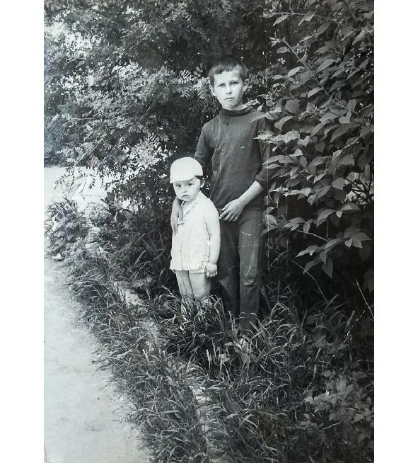 Ирина ровная с братом Игорем Ровным 1970 ггод Брат Боря учился в в школе в - фото 19