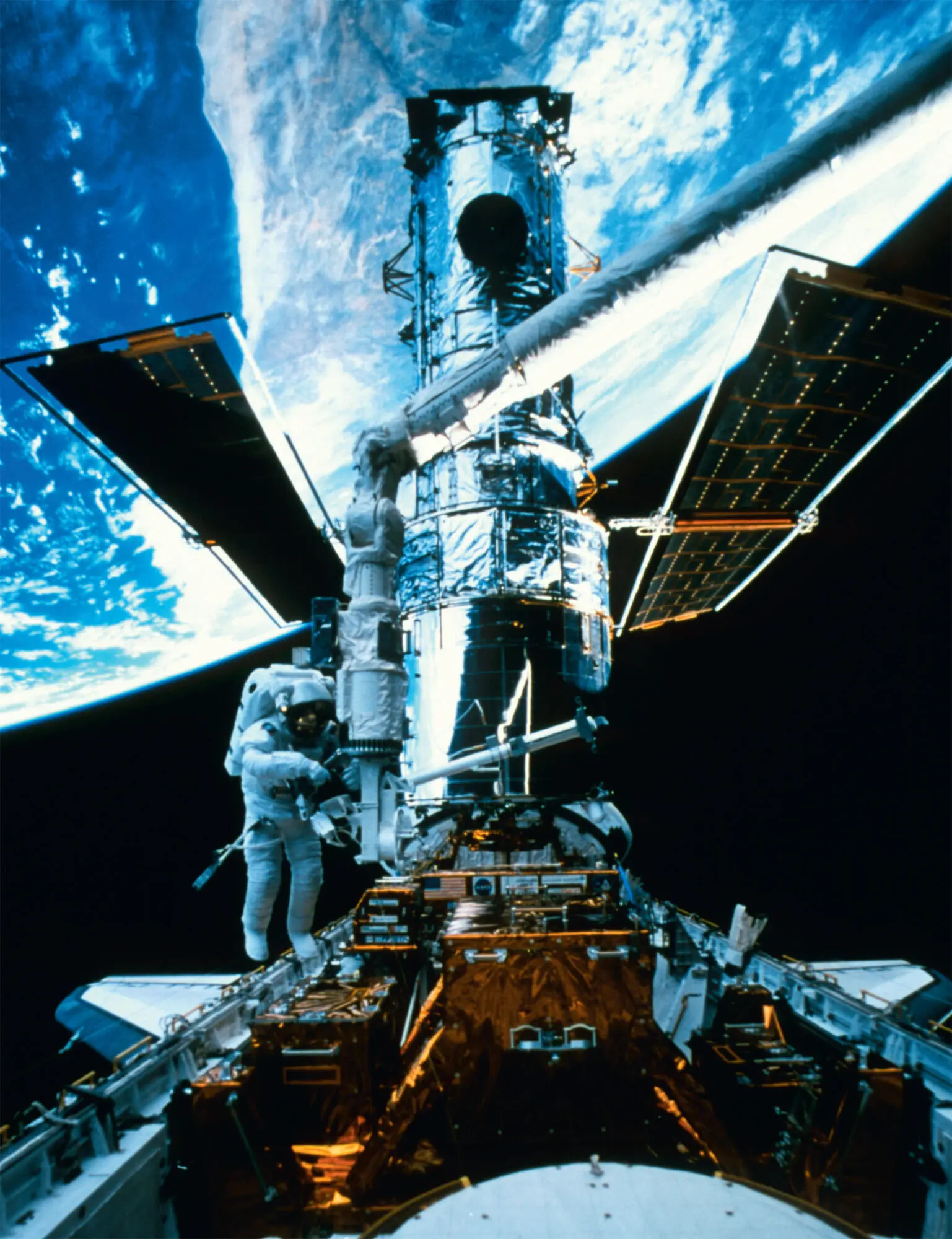 NASAScience Photo Library Astronaut working on the Hubble Space Telescope - фото 2