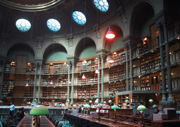 Library Watchmakers Love A short elderly man with gray sparse hair barely - фото 5