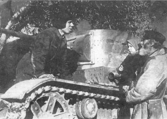 Член экипажа танка Т26 обр 1933 г беседует с сельскими жителями ЗапОВО 1940 - фото 102