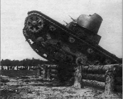 Танк Т26 преодолевает вертикальную стенку МВО 1933 г Число машин принятых - фото 7