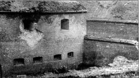 Фотография наглядно демонстрирующая прочность кирпичной кладки крепостей XIX - фото 20
