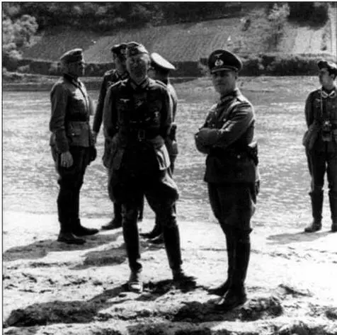 Генералмайор Юлиус фон Бернут слева и Эрвин Роммель Мозель 1940 г - фото 7