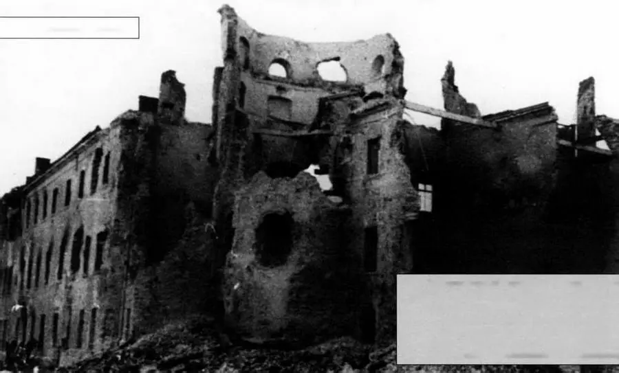Разрушенный тяжелой артиллерией Аом на полступах к центральной части старого - фото 49