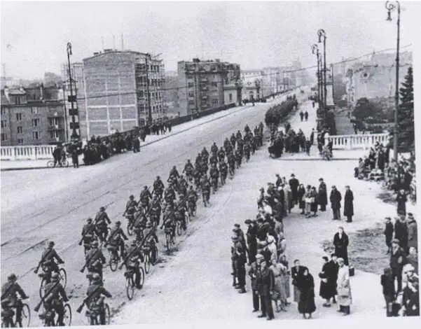 Немецкие войска вступают в Варшаву 1939 год Немецкие солдаты ломают польский - фото 23