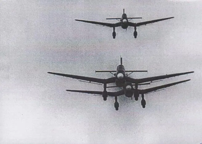 Немецкие пикирующие бомбардировщики Юнкере Ю87 JU87 в небе Польши Казнь - фото 29