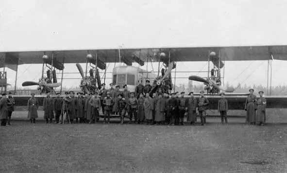 A squadron of 60 cars makes 400 combat sorties drops 65 tons of bombs - фото 128