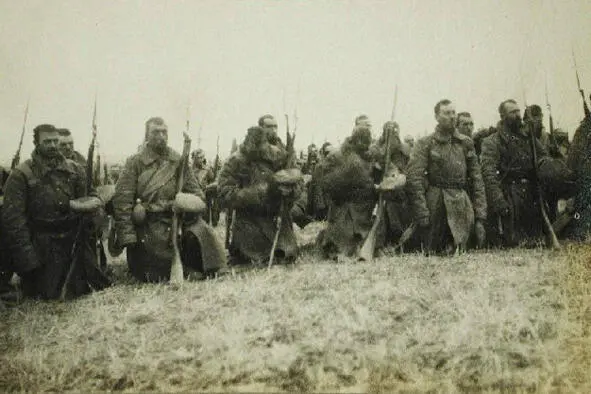 Russian soldiers in worship spring 1915 The army obeys orders and is - фото 129