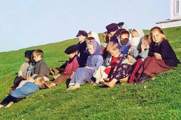 Peasant children on a hill in front of a snowwhite temple If the theory of - фото 2