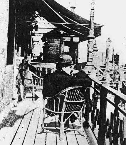 Picture Credit 117 305 In the previous image Marcel Proust by the Grand - фото 42