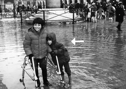 370 In the previous image Tito and Nico during a flood in Venice 371 - фото 51