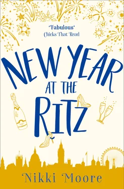 Nikki Moore New Year at the Ritz обложка книги