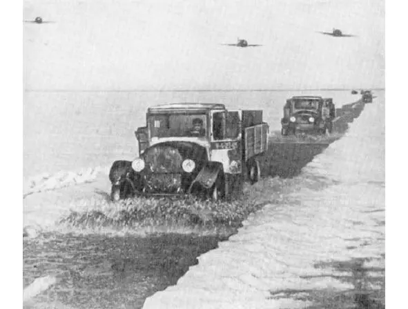Na lodzie jeziora Ładoga omijając pozycje Wehrmachtu kładzie się Drogę - фото 101