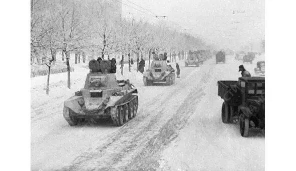 Moskwa listopad 1941 r Czołgi BT7 są wysyłane na front N Nikulin Pod - фото 120