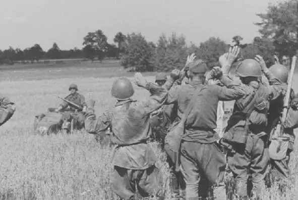 Kijowskie obrzeża 1941 Po walce w bojlerze w Kijowie W tle za zmarłych - фото 83