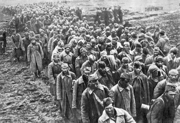 Schwytany z kotła Vyazemskyego Jesień 1941 Żołnierze Grupy Armii Północ na - фото 97