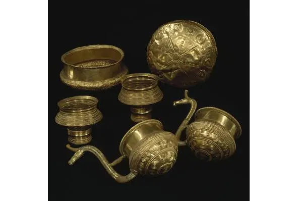 pic21 Gold bowls from Denmark late bronze age a handle in the form of a - фото 24