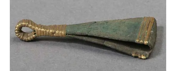 pic23 Bronze tweezers decorated with gold foil Denmark the late Bronze Age - фото 28