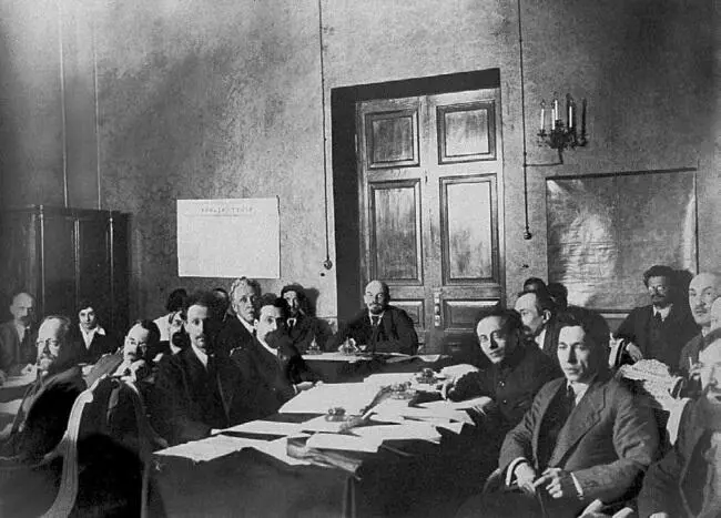 Заседание Совнаркома 1918 год Но это не означает что нужно было сломя голову - фото 49