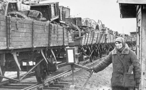Since June 1941 thousands of trains with people and equipment being evacuated - фото 131