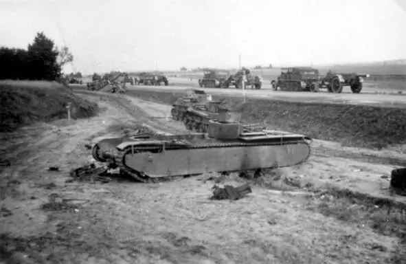German cars and armored vehicles follow the T38 tank with four towers removed - фото 78