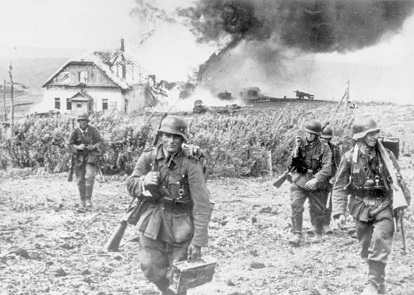 German soldiers in the offensive USSR summer 1941 Captured Soviet soldiers - фото 80