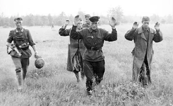 Captured Soviet soldiers Summer 1941 Captured in the Kiev boiler soldiers of - фото 81