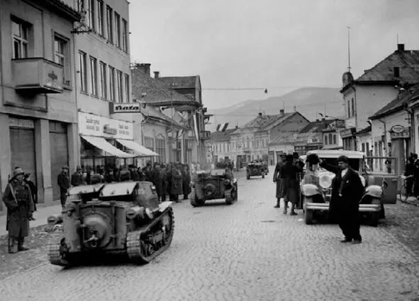 The Hungarian tankettes of the Italian production Ansaldo enter the Czech city - фото 9