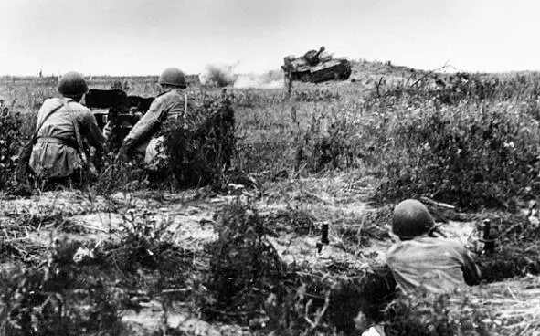 Soviet gunners with 45 mm a cannon The outskirts of Smolensk autumn 1941 In - фото 92