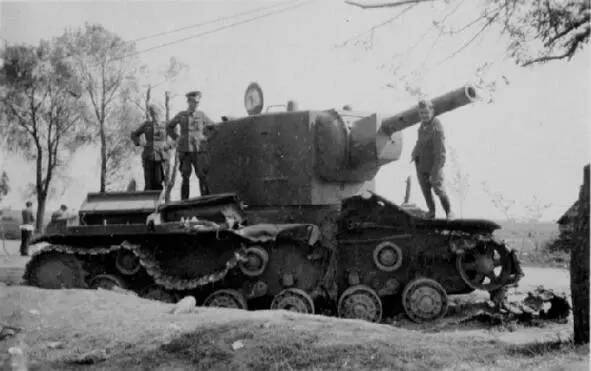 German military inspect the Soviet KV2 tank with a broken chassis Even - фото 93