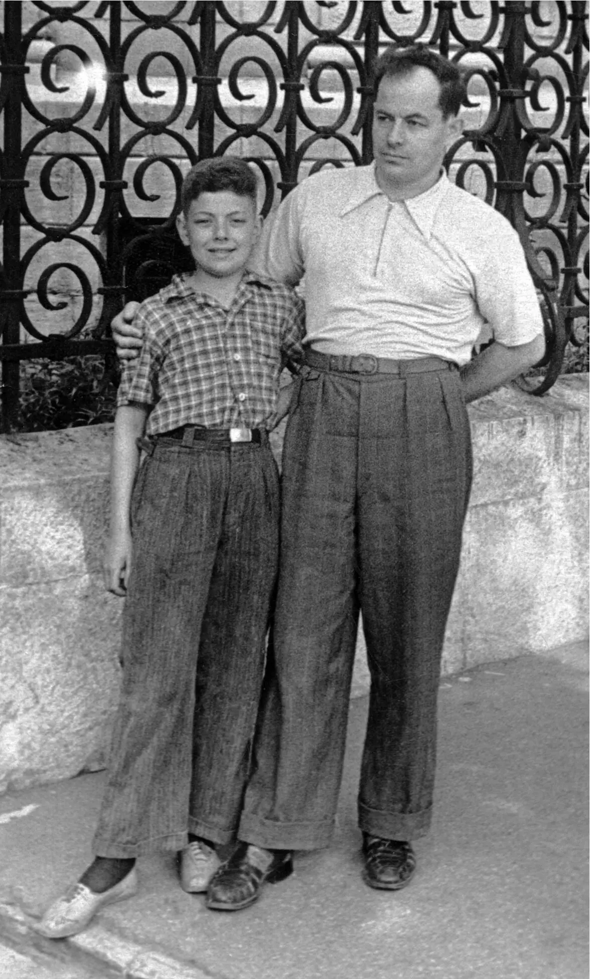 Владимир и Зиновий Ленинград 1956 Архив семьи Паперных А за теми трубами - фото 9