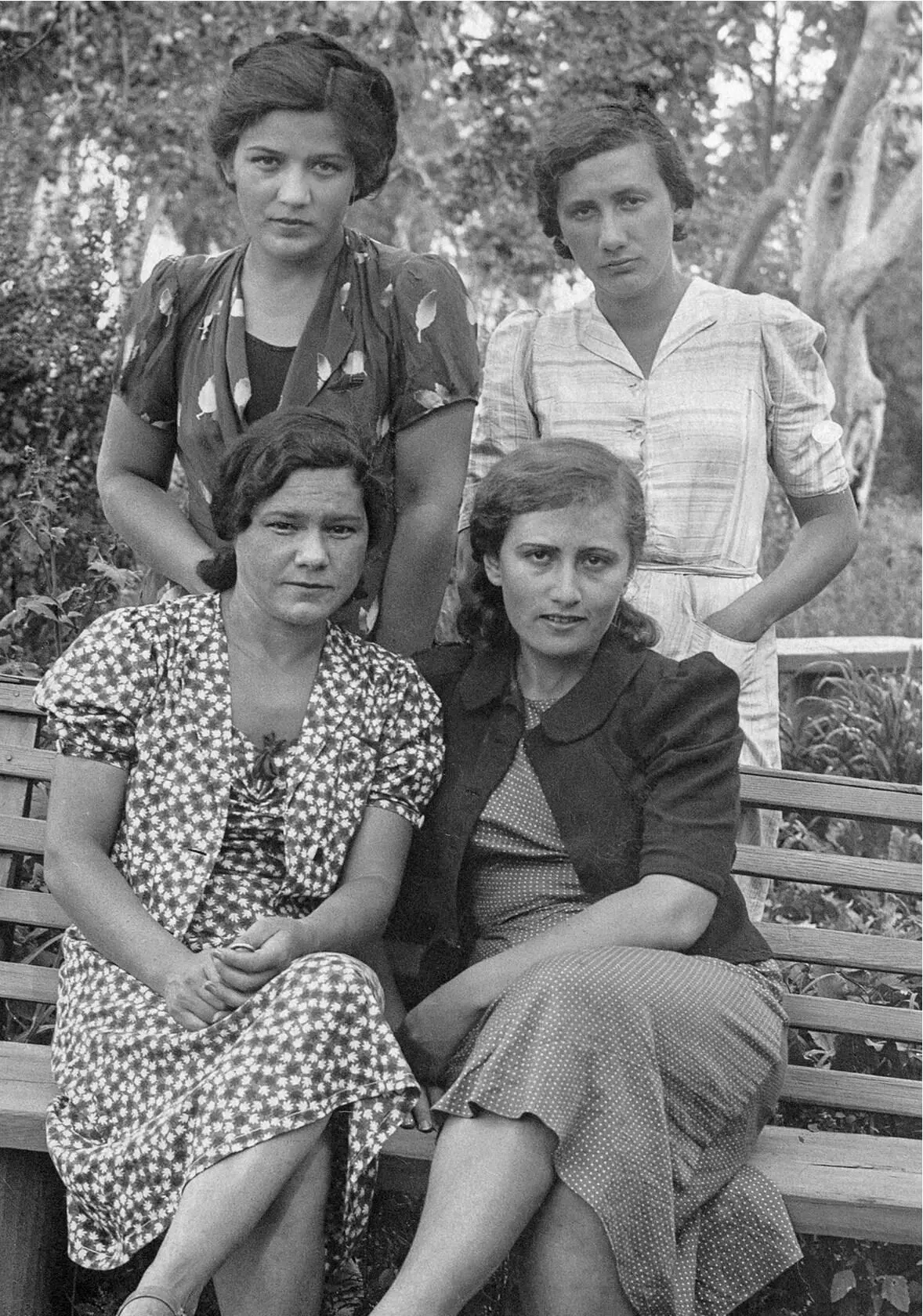 Стоят Калерия Озерова Анна Берзер сидят неизвестные 1937 Архив семьи - фото 12