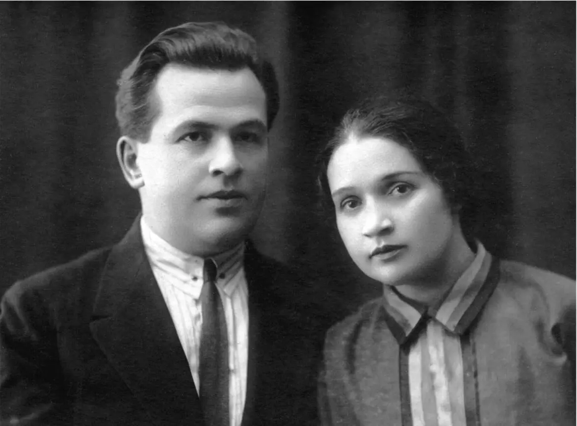 Николай и Серафима Озеровы около 1940 Архив семьи Паперных Вид у него был - фото 13