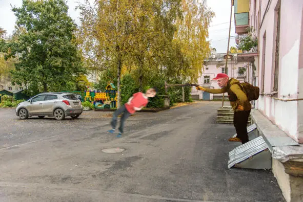 Большеухий убрал свой аппарат опять в рюкзак и пошёл в сторону Когда мама - фото 5